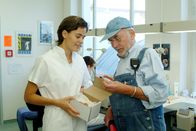 Löwenzahn Classics – Peter (Peter Lustig, r.) betrachtet im Dentallabor bei der Zahntechnikerin (Tilla Borgelt, l.) die falschen Zähne für eine Neandertalerin. Peter soll die Zähne ins Museum bringen.