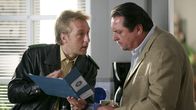 Die Rosenheim-Cops – Michael Mohr (Max Müller, l.) ist auf ein interessantes Detail gestoßen, was Kommissar Florian Prantl (Andreas Giebel, r.) weiterhelfen könnte.