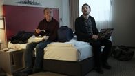 Check Check – Udo Rothe (Uwe Preuss, l.); Jan Rothe (Klaas Heufer-Umlauf, r.)