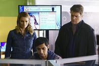 Castle – Kann Evan (Aly Mawji, M.) Castle (Nathan Fillion, r.) und Beckett (Stana Katic, l.) bei den Ermittlungen in einem neuen Fall behilflich sein?