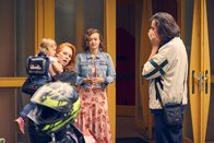 Andere Eltern – Die neue Erzieherin Aga (Katja Plodzistaya, M.) gibt Nikes (Henny Reents, l.) Kind aus Versehen an den Vater Johannes (Johannes Stankowski, r.), der es abholen kommen wollte, als Nike auftaucht und ihm ihre Tochter aus den Armen reißt.
