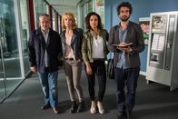 Einstein – Die Mordkommission, (v.l.n.r.) Dienststellenleiter Stefan Tremmel (Rolf Kanies), Elena (Annika Ernst) und Kirsten (Haley Louise Jones), bekommt einen Außenseiter zur Seite gestellt, der mit seinen unkonventionellen Ermittlungsmethoden und seiner überheblichen Art das Trio gewaltig aufmischt: Einsteins Ur-Urenkel Einstein (Tom Beck) ...