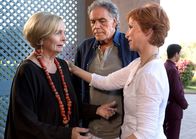 Das Traumhotel – Auch Dorothea (Ruth Maria Kubitschek, li.) ist überrascht, in Marokko Gabrielle (Fanny Stavjanik, Mitte) zu treffen, die Ex-Frau ihres Neffen Markus (Christian Kohlund).