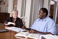 Blind Side - Die große Chance – Nachhilfelehrerin Miss Sue (Kathy Bates, l.) verhilft Michael (Quinton Aaron, r.) zu einem guten Schulabschluss, damit er er die Chance erhält, Mitglied einer Collegemannschaft zu werden ...