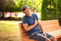 Marktcheck – "Mann mit Herzschmerzen im Freien. Männer, die Brustschmerzen verspüren, sitzen auf der Bank im Park. Gesundheits- und Medizinkonzept"