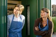 Oben ohne – L-R: Judith Schnabel (Nora Heschl), Anna Schnabel (Maria Köstlinger).