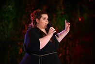 Der ZDF Comedy Sommer – Stand-up-Comedienne und Autorin Nicole Jäger wirbt für die Kunst der Selbstliebe.