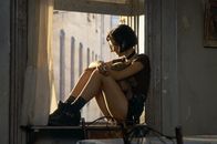 Léon - Der Profi – Eines Tages kommt es in der Wohnung von Léons Nachbarn zu einem heftigen Schusswechsel, bei dem Polizisten eine komplette Familie auslöschen. Nur die 12-Jährige Mathilda (Natalie Portman) kann dank Léons Hilfe überleben.