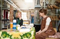 Alice – L-R: Alice (Nina Gummich) interviewt eine Arbeiterin (Lisa Hagmeister)