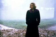 The Others – Nach dem Verlust ihres Ehemanns ist Grace (Nicole Kidman) mit der Erziehung ihrer Kinder auf sich allein gestellt. Sie vergräbt sich in strengen religiösen Vorschriften und der Dunkelheit ihres großen Anwesens.