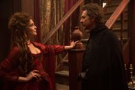 Salem – Hathorne (Jeremy Crutchley, r.) stattet Mercy (Elise Eberle, l.) einen Besuch ab, nicht ahnend, welche erschreckende Folgen das für ihn haben wird ...