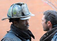 Chicago Fire – Chicago Fire Der letzte Einsatz - It Ain't Easy Staffel 1, Episode 9 Geraten aneinder: Eamonn Walker als Chief Boden, Taylor Kinney als Kelly Severide
