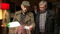Rentnercops – Edwin (Tilo Prückner, l.) und Günter (Wolfgang Winkler, r.) werden von Carmen Plate (Sarah Bauerett, im HG) gestört.