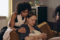 neoriginal: Push – Lia (Pia Amofa-Antwi, l.) ist für ihre Partnerin Zaza (Livia Matthes, M.) da: Obwohl ihr Baby alle fünf Minuten gestillt wird, nimmt es einfach nicht zu.