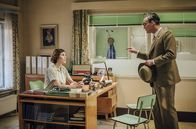 Charité – ARD CHARITÉ III. Staffel mit (6 neuen Folgen), Folge 3 "Grenzwerte"15 Uhr im Ersten. Prof. Mitja Rapoport (Anatole Taubmann, r.) und seine Frau, die Kinderärztin Ingeborg Rapoport (Nina Kunzendorf, l.) diskutieren über den Bau der neuen Mauer.