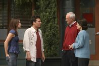 How I Met Your Mother – Eigentlich wollte Ted (Josh Radnor, 2.v.l.) seinen Eltern Virginia (Cristine Rose, r.) und Alfred Mosby (Michael Gross, 2.v.r.) seine neue Freundin Robin (Cobie Smulders, l.) vorstellen, doch mit der Neuigkeit, die er nun erfahren muss, hat er überhaupt nicht gerechnet ...