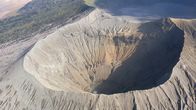 Im Land der Feuerberge – Der Gunung Bromo auf Java brach 2016 zuletzt aus. Einheimische werfen Opfergaben in den Krater, um ihn zu beruhigen.