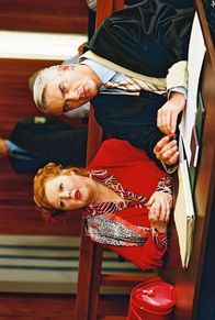 Edel & Starck – Felix (Christoph M. Ohrt, r.) vertritt die kranke Sandra im Fall Regina Panowski (Franziska Trögner, l.). Sie ist Therapeutin und hat dem Rentner Bernd Bichler Viagra verschrieben. Nun fühlt sich dessen Frau Annemarie ständig bedrängt und klagt gegen die Therapeutin.