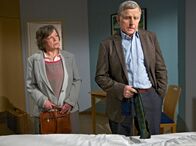 In aller Freundschaft – MDR Fernsehen IN ALLER FREUNDSCHAFT FOLGE 652, "Zug um Zug" Uhr. Kurt Niehaus (Ulrich Anschütz) glaubt Alzheimer zu haben. Er will auf keinen Fall, dass seine neue Liebe Maria Kowalski (Ursula Werner) etwas davon erfährt, die glaubt, dass Kurt wegen seines Knöchels in der Sachsenklinik ist. Doch Maria merkt, dass etwas nicht stimmt und ist verletzt, dass Kurt so abweisend zu ihr ist.