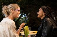 Too Close - Fürchte deine Nächste – L-R: Connie Mortensen (Denise Gough) und Addy Smith 'The Squeak' (Chizzy Akudolu)