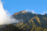 Leben mit Vulkanen – Auch wenn er gerade friedlich aussieht, ist der Vulkan Tungurahua in Ecuador aktiv und kann jede Minute ausbrechen. Um die Bevölkerung bei einem Ausbruch rechtzeitig warnen zu können, wird er Tag und Nacht überwacht.