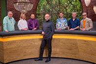 Bares für Rares – Von links: Händler Walter Lehnertz, Susanne Steiger, Wolfgang Pauritsch, Moderator Horst Lichter, Händler Fabian Kahl, Christian Vechtel und Anaisio Guedes