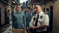 Professor T – Professor Jasper Tempest (l., Ben Miller) und Prison Officer Jon Steddon (r., Lee Ross).