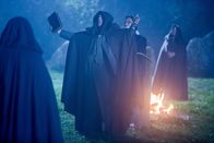 Father Brown – Aus der Ferne beobachtet Father Brown, dass Alf Gastrell (Richard Hawley, M.) das Opferritual leitet.
