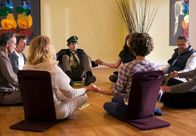 Hubert und Staller – Staller (Helmfried von Lüttichau, 3. von links) und Polizeirat Girwidz (Michael Brandner, rechts) dürfen an der Fortsetzung des Seminars teilnehmen. Alle Kursteilnehmer (Komparsen) sind nach der Todesnachricht von Kursteilnehmer Engelbert Gerber bedrückt.