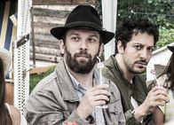 jerks. – (2. Staffel) - Lassen keine Peinlichkeit aus und ecken unverhältnismäßig an: Fahri Yardim (l.) und Christian Ulmen (r.) ...