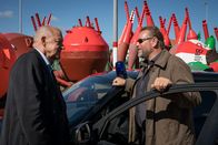 Wilsberg – Kriminalkommissar Jan Brockhorst (Felix Vörtler, r.) geht seine Ermittlungen auf der Urlaubsinsel zu lax an, findet Wilsberg (Leonard Lansink).