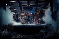 Justice League – (v.l.n.r.) Bruce Wayne / Batman (Ben Affleck); Diana Prince / Wonder Woman (Gal Gadot); Cyborg / Victor Stone (Ray Fisher); Barry Allen / The Flash (Ezra Miller); Aquaman / Arthur Curry (Jason Momoa)