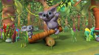 Wissper – Wissper - Onkel Kaspar lernt schwimmen - Wisspers magischer Kompass führt sie und Peggy diesmal zu Kaspar, dem Koala. Seine kleine Nichte Kylie ist zum anderen Ufer des Flusses geschwommen und hofft, dass dieser zu ihr kommt, um ihr dort wieder weg zu helfen. Doch dummerweise kann Kaspar gar nicht schwimmen und das Kind deshalb auch nicht erreichen! Wissper hat glücklicherweise einen Freund, der halfen kann: der Pinguin Pablo! Foto: ORF/STUDIO 100 MEDIA. Veröffentlichung honorarfrei nur für redaktionelle Berichterstattung in Sendungszusammenhang und mit Copyrightangabe. Kontakt: foto@orf.at