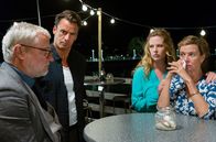 Meine Mutter ... – Alles verloren: Toni (Diana Amft) und Rufus (Stephan Luca) mit Heidi (Margarita Broich, re.) und Ivo (Filip Peeters, li.).