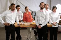 Party Down – (v.l.n.r.) Sackson (Tyrel Jackson Williams); Henry Pollard (Adam Scott); Evie Adler (Jennifer Garner); Roman DeBeers (Martin Starr); Kyle Bradway (Ryan Hansen); Lucy Dang (Zoë Chao)