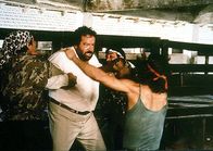 Vier Fäuste gegen Rio – Selbst drei Widersacher sind kein ernstzunehmendes Problem für Elliot Vance (Bud Spencer, Mitte), der gemeinsam mit dem Stuntman Greg als Doppelgänger für zwei Multimillionäre einspringt.
