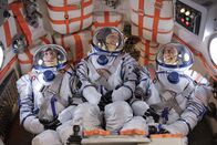 The Big Bang Theory – Gemeinsam mit Dimitri (Pasha D. Lychnikoff, M.) und Mike Massimino (Mike Massimino, r.) geht Howard (Simon Helberg, l.) auf Weltraummission ...