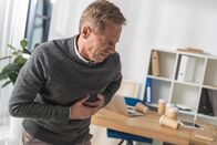 Doc Fischer – "Mann mittleren Alters erleidet Herzinfarkt in seinem Büro"