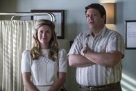 Young Sheldon – Auch wenn sie vieles von dem, was Sheldon plagt, nicht verstehen, setzen sich Mary (Zoe Perry, l.) und auch George (Lance Barber, r.) für ihr kleines Genie ein, wenn sie merken, dass er ungerecht behandelt wird ...