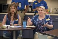 Superstore – Cheyenne (Nichole Bloom, l.); Justine (Kelly Schumann, r.)