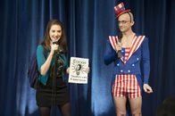 Community – Dekan Pelton (Jim Rash, r.) erklärt die Wahl für eröffnet. Um die Wahl zur Präsidentin der Studentenvertretung zu gewinnen, ist Annie (Alison Brie, l.) jedes Mittel Recht ...