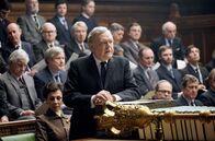 Stonehouse – Der britische Premierminister Harold Wilson (Kevin R. McNally) hält eine Rede im House of Commons.
