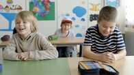 Mein bester Freund Marlon – Sander (Leon Rørtveit Sølland, li.) sitzt als neuer Schüler in der Klasse neben Marlon (Martin Evensen, re.) und Hugo (Petter Mortensen) allein in der Reihe hinter ihnen.