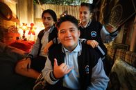 Hardball – Team Mahaki hat einen neuen Treffpunkt: Eine ultracoole Hütte gebaut von Auntie und Daddy. (v.l.n.r.: Salwa (Reannah Hamdan), Mikey (Semisi Cheekam), Prisha (Holly Simon))