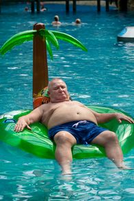 Krauses Glück – Krause (Horst Krause) ruht sich bei einem Ausflug ins Schwimmbad unter Palmen aus.