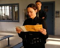 The Rookie – Lucy Chen (Melissa O'Neil) erhält die Bewertung zu ihrer Arbeit von ihrem Trainer.