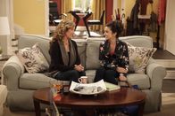 Last Man Standing – Vanessa (Nancy Travis, l.) schlägt ihrer Tochter Mandy (Molly Ephraim, r.) vor, in eine Studentenverbindung einzutreten, um sich so das Collegeleben zu versüßen ...
