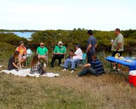 UFO-Jäger – Titusville, Florida: Das Team trifft sich mit Einheimischen, die jeden Raketenstart beobachten. (National Geographic Channels/ Snake Oil Productions)
