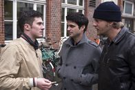 Der letzte Bulle – Hat der arrogante Schüler Fynn Erik Kleinfeld (Oliver Moser, l.) seine Lehrerin ermordet, weil sie ihn angeblich auf dem Kieker hatte? Mick (Henning Baum, r.) und Andreas (Max Grill, M.) tappen noch im Dunkeln ...; Hat der arrogante Schüler Fynn Erik Kleinfeld (Oliver Moser, l.) seine Lehrerin ermordet, weil sie ihn angeblich auf dem Kieker hatte? Mick (Henning Baum, r.) und Andreas (Max Grill, M.) tappen noch im Dunkeln ...