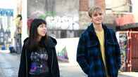 Alex Rider – Kyras (Marli Siu) Auftauchen rettet Alex (Otto Farrant) in letzter Sekunde. Mit ihrer Hilfe versucht er, den Code des neuen Spiels zu knacken, um das sich alles zu drehen scheint.